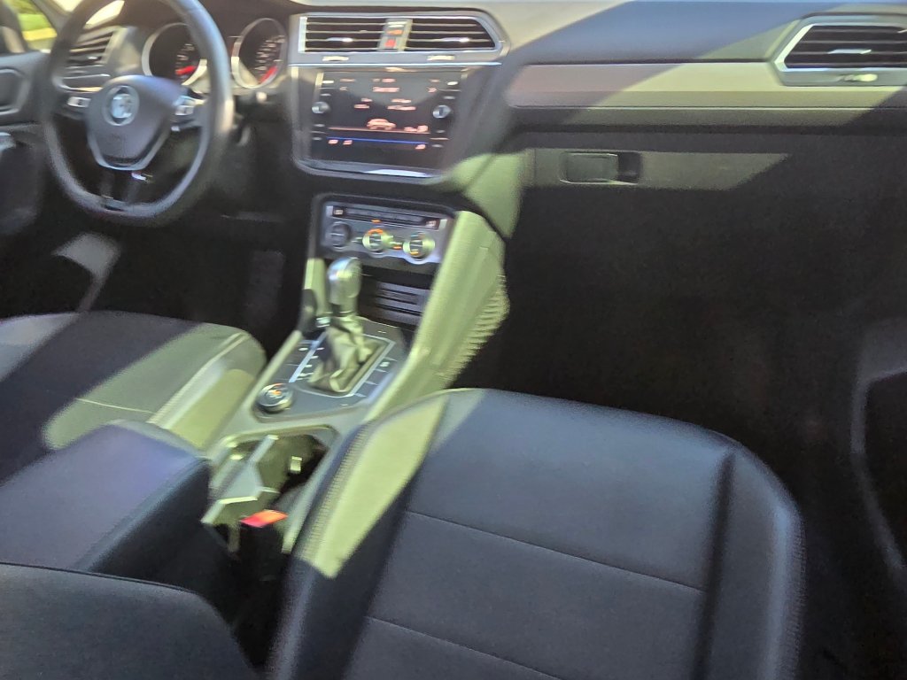 Used 2020 Volkswagen Tiguan SEL AWD/4WD image 28