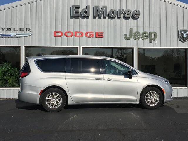 Used 2024 Chrysler Pacifica Touring-L image 2