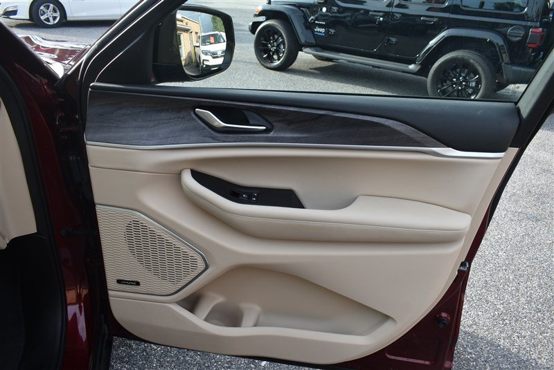 Used 2022 Jeep Grand Cherokee L Limited AWD/4WD image 41