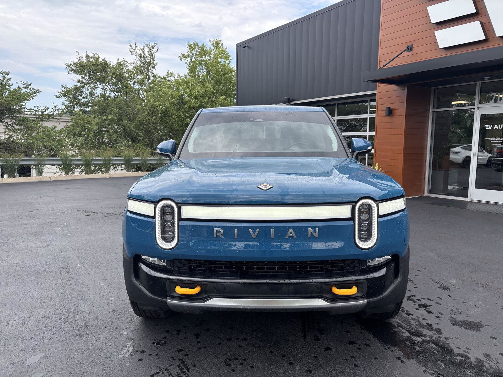 Used 2022 Rivian R1T Adventure AWD/4WD image 4