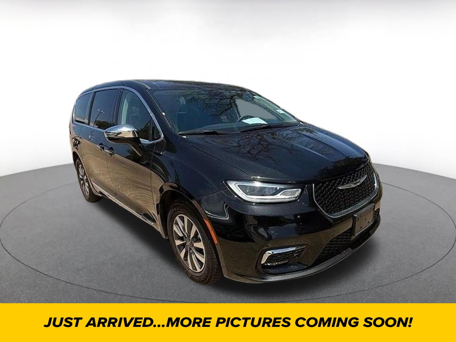 Used 2023 Chrysler Pacifica Limited FWD image 1