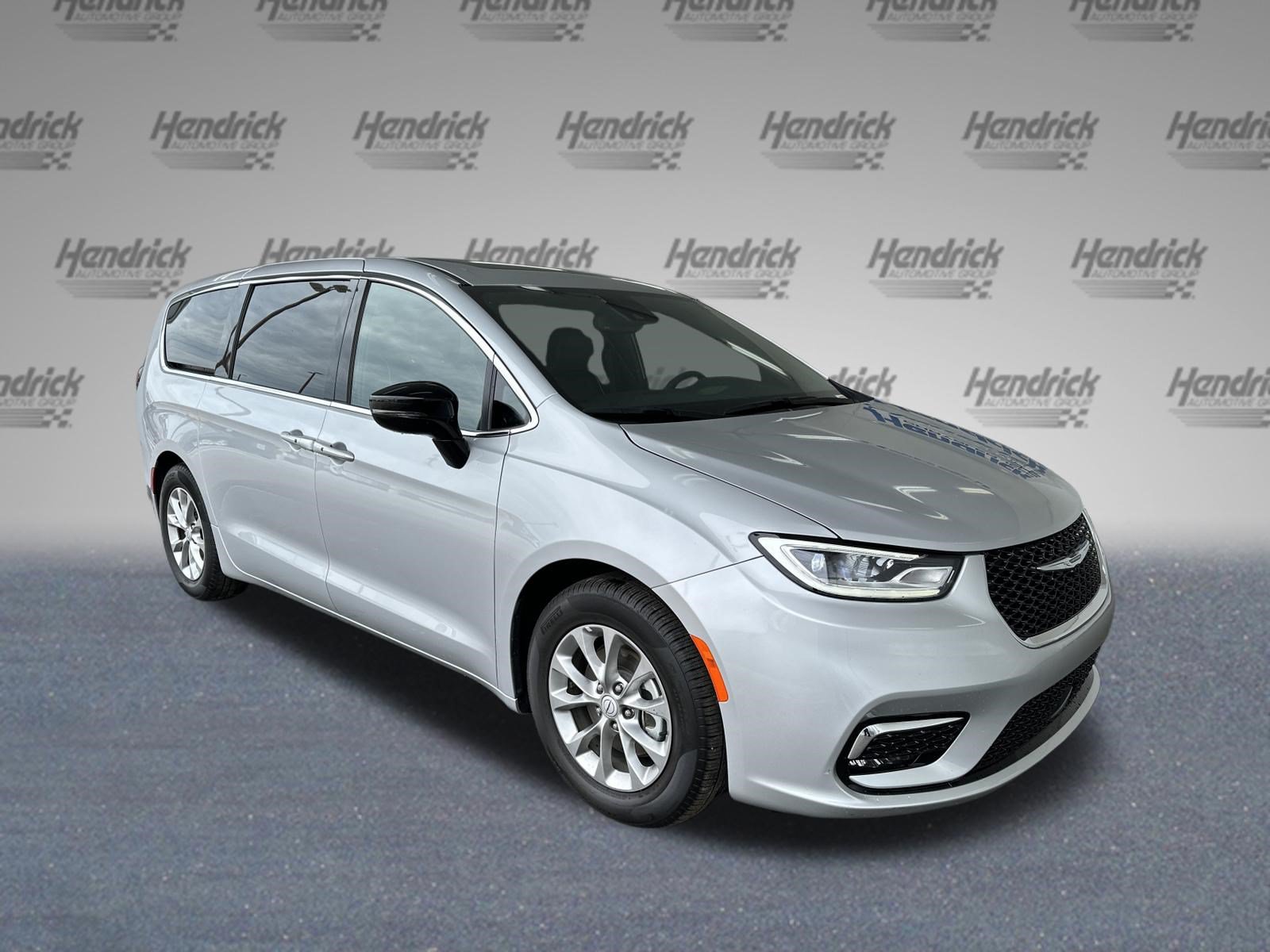 Used 2026 Chrysler Pacifica Limited FWD image 2