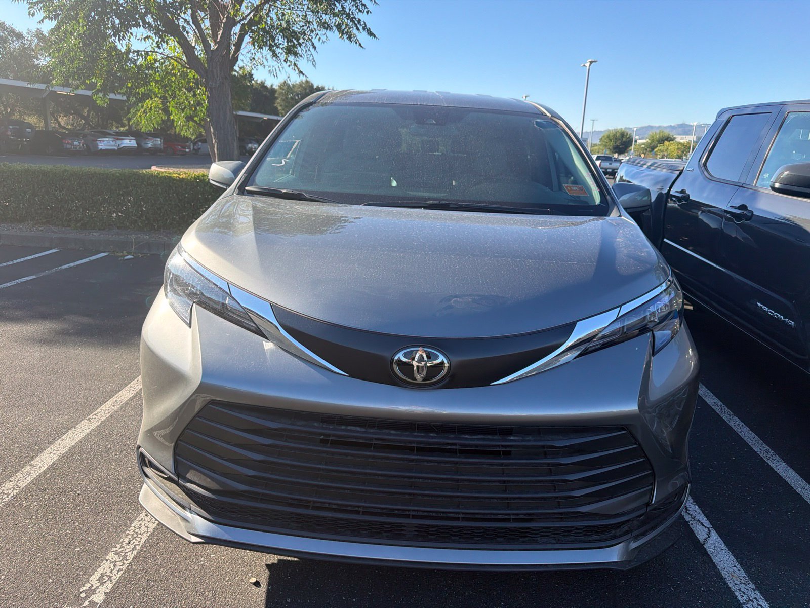 Used 2026 Toyota Sienna LE AWD/4WD image 2