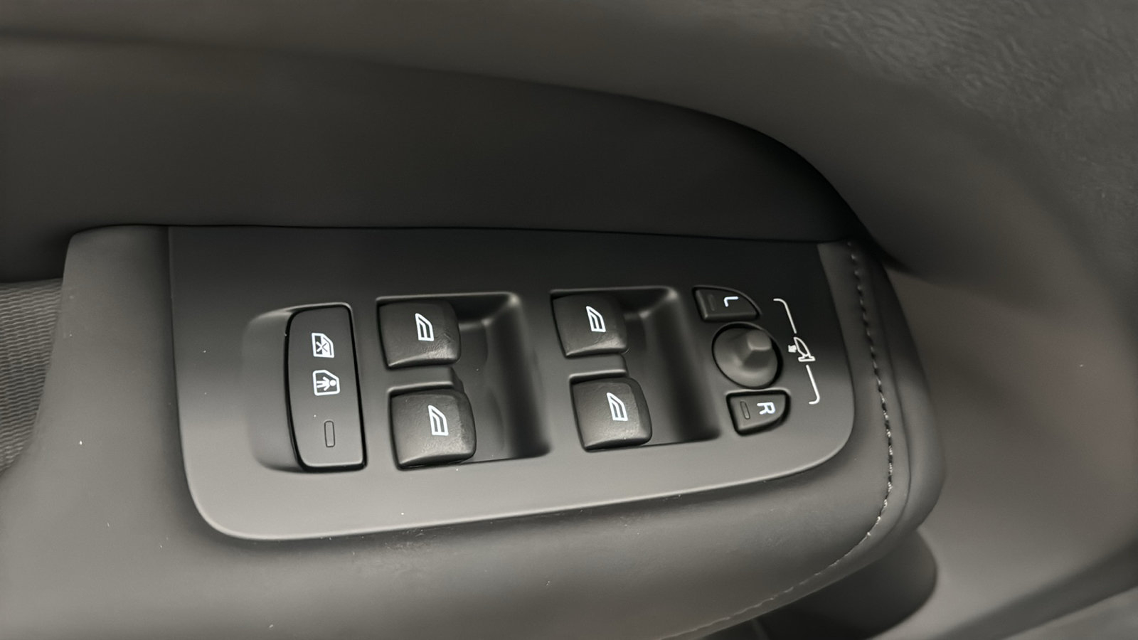 New 2027 Volvo XC60 T8 Plus AWD/4WD image 22