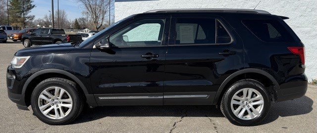 Used 2018 Ford Explorer XLT w/ Equipment Group 202A AWD/4WD image 2