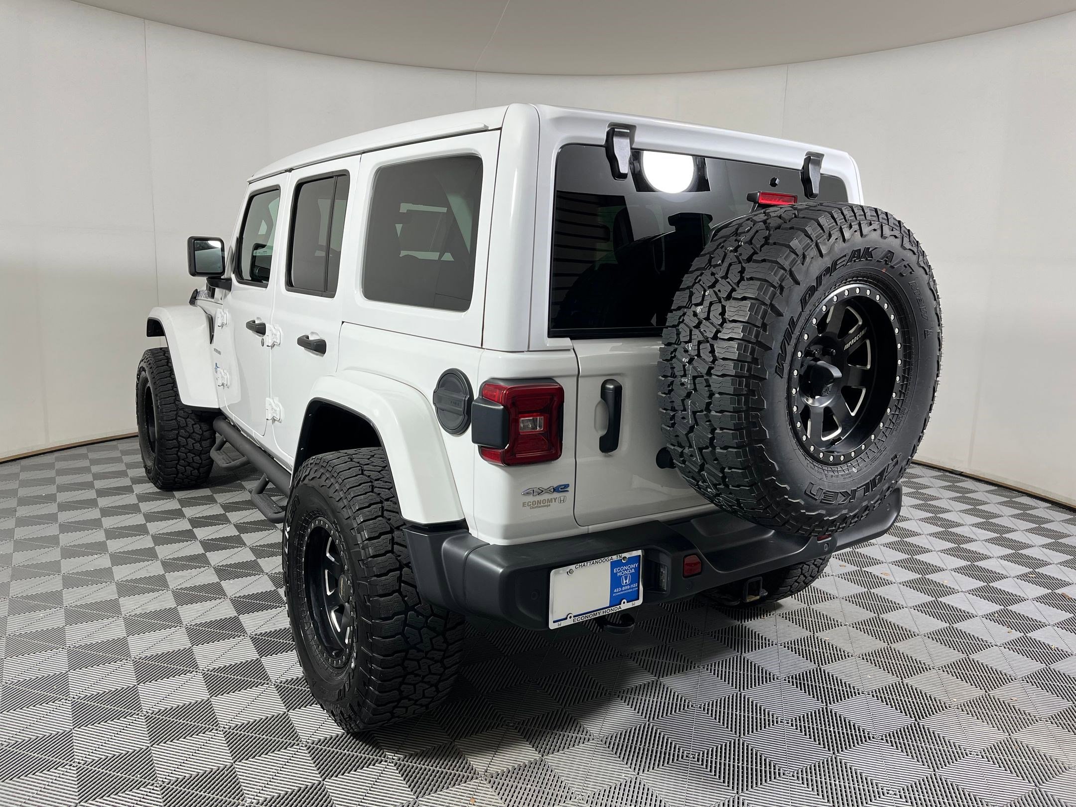 Used 2021 Jeep Wrangler Unlimited Sahara w/ Cold Weather Group image 18