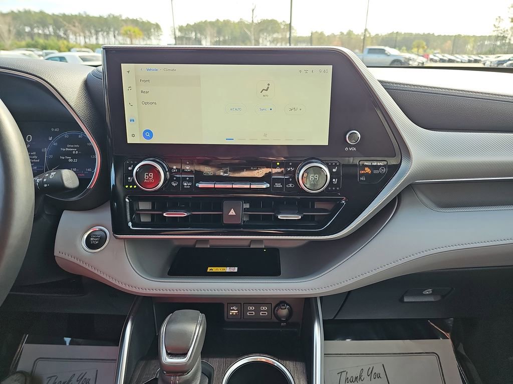 Used 2024 Toyota Highlander Platinum image 25