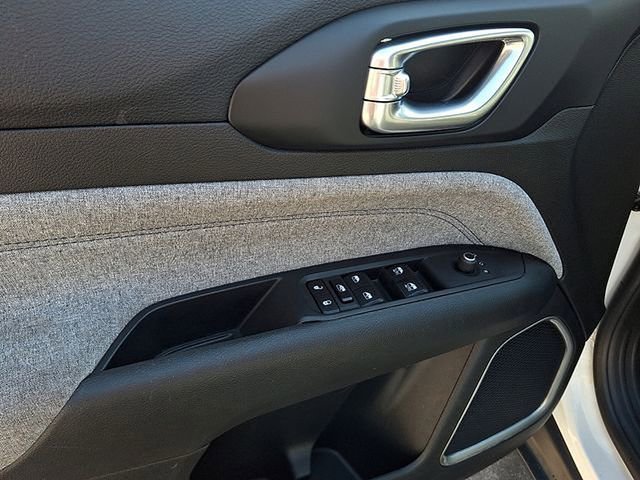 Used 2024 Jeep Compass Latitude image 12