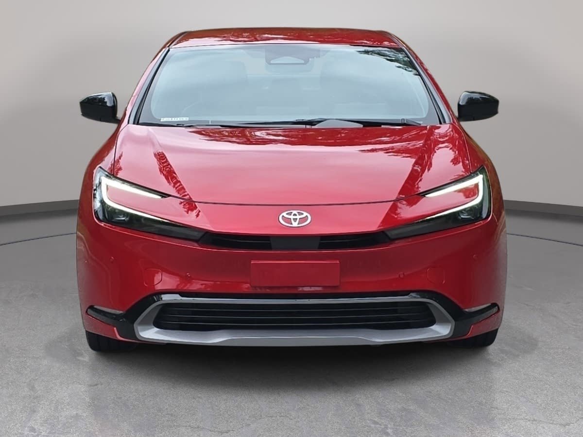 Used 2024 Toyota Prius XLE FWD image 2