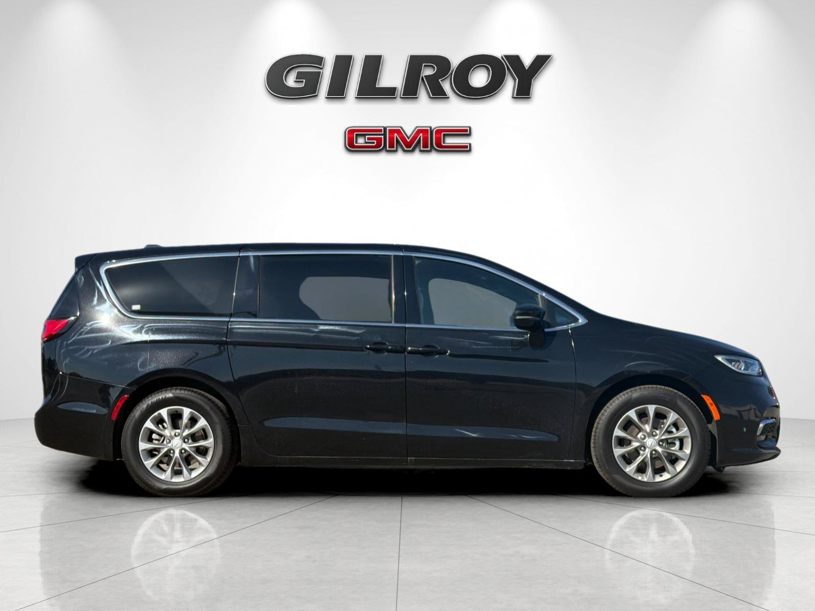 Used 2026 Chrysler Pacifica Limited FWD image 2