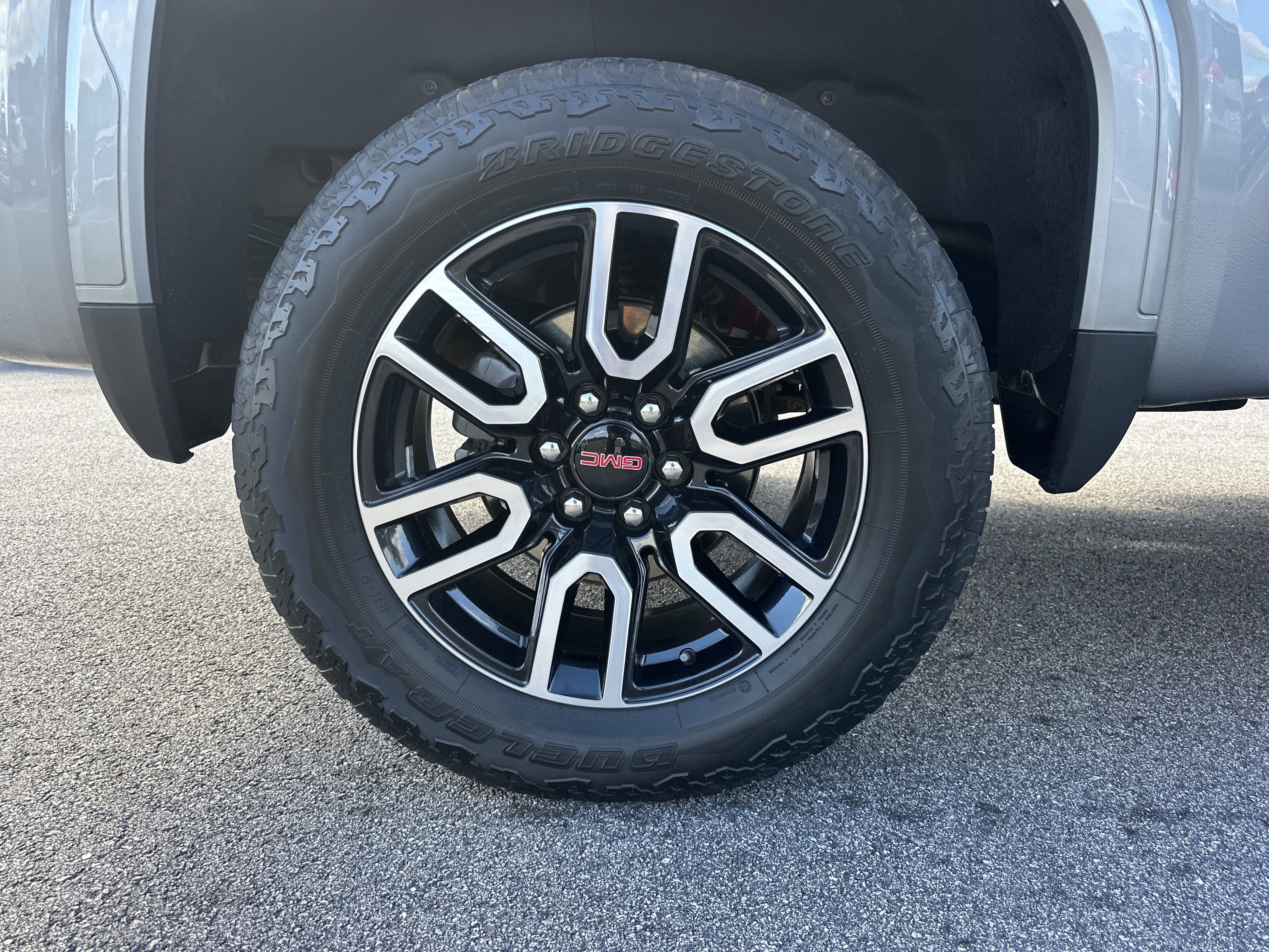Used 2025 GMC Sierra 1500 AT4 w/ Technology Package AWD/4WD image 18