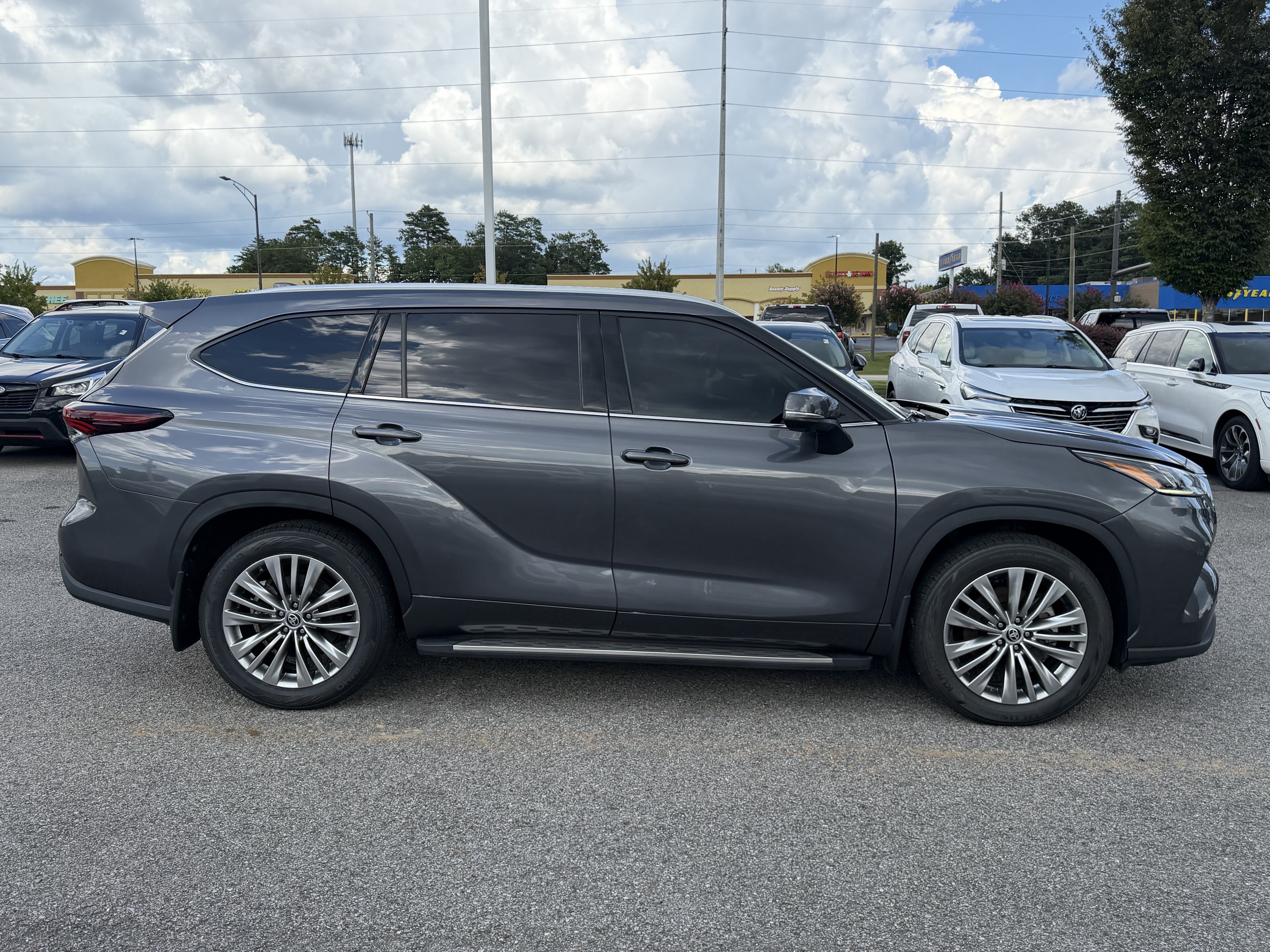 Used 2024 Toyota Highlander Platinum FWD image 11