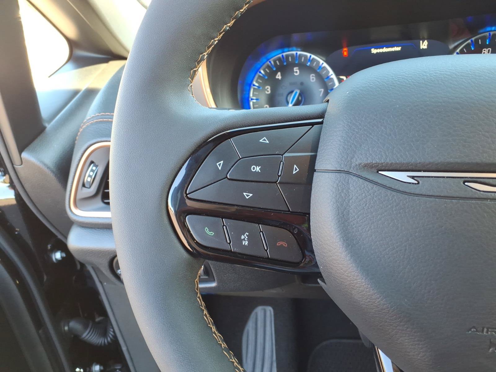 New 2027 Chrysler Pacifica Pinnacle w/ Theater Group FWD image 19
