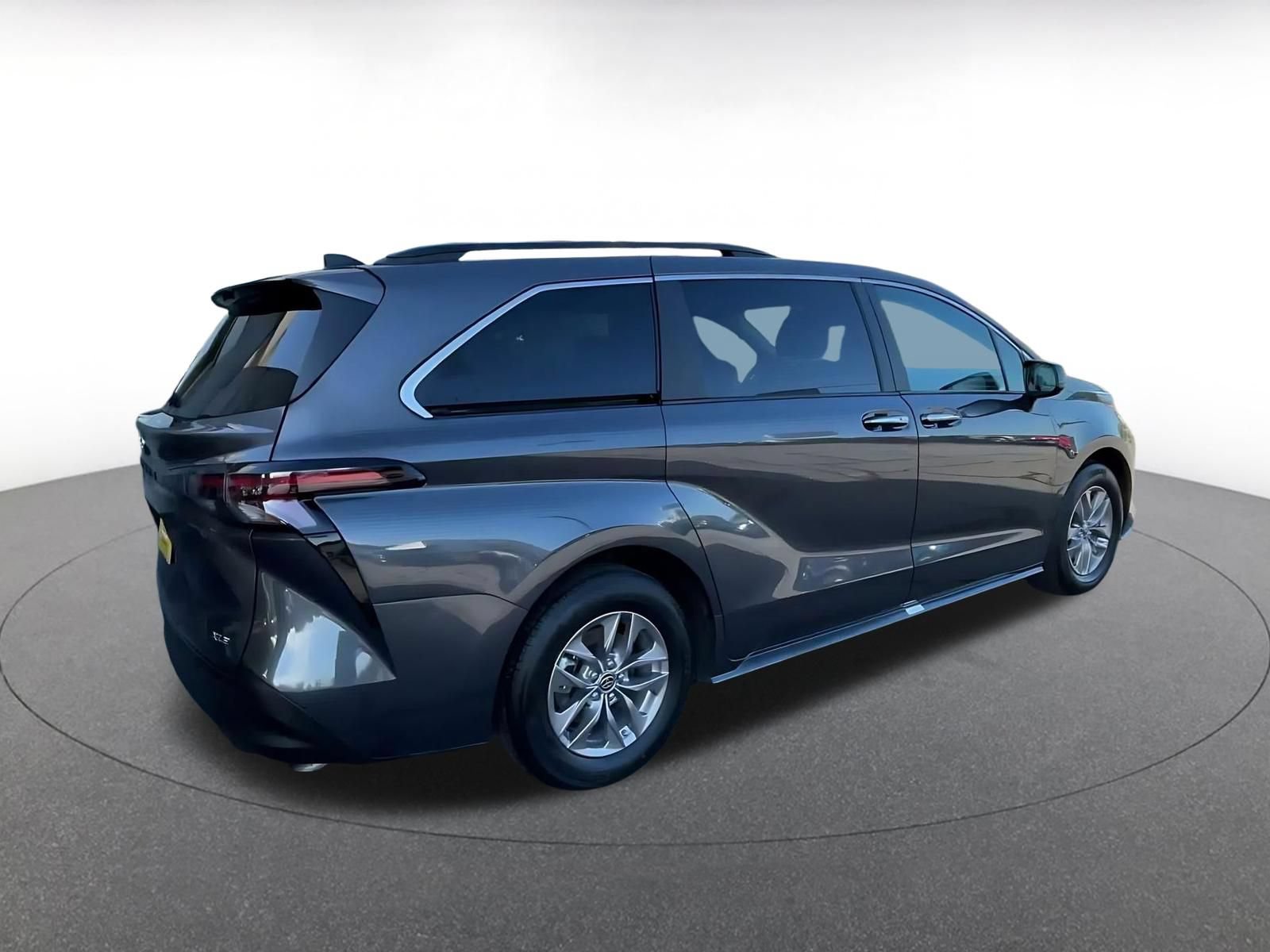 Used 2025 Toyota Sienna XLE FWD image 14