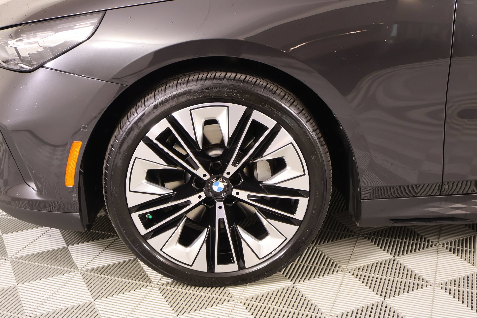 Used 2024 BMW 530i w/ Convenience Package RWD image 19