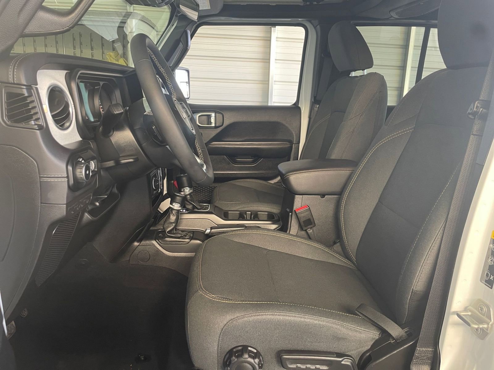 Used 2025 Jeep Wrangler Sahara image 25