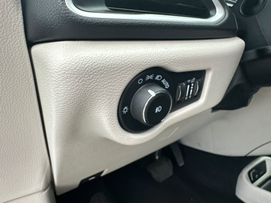 Used 2024 Chrysler Pacifica Touring-L image 26