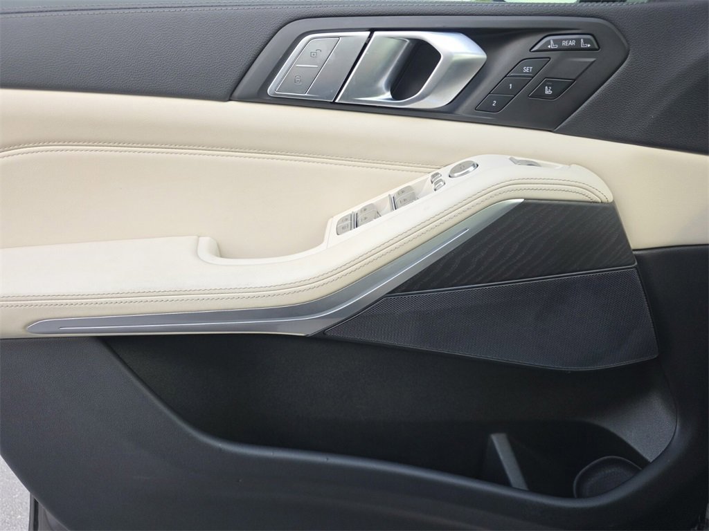 Used 2022 BMW X7 xDrive40i w/ Premium Package image 27