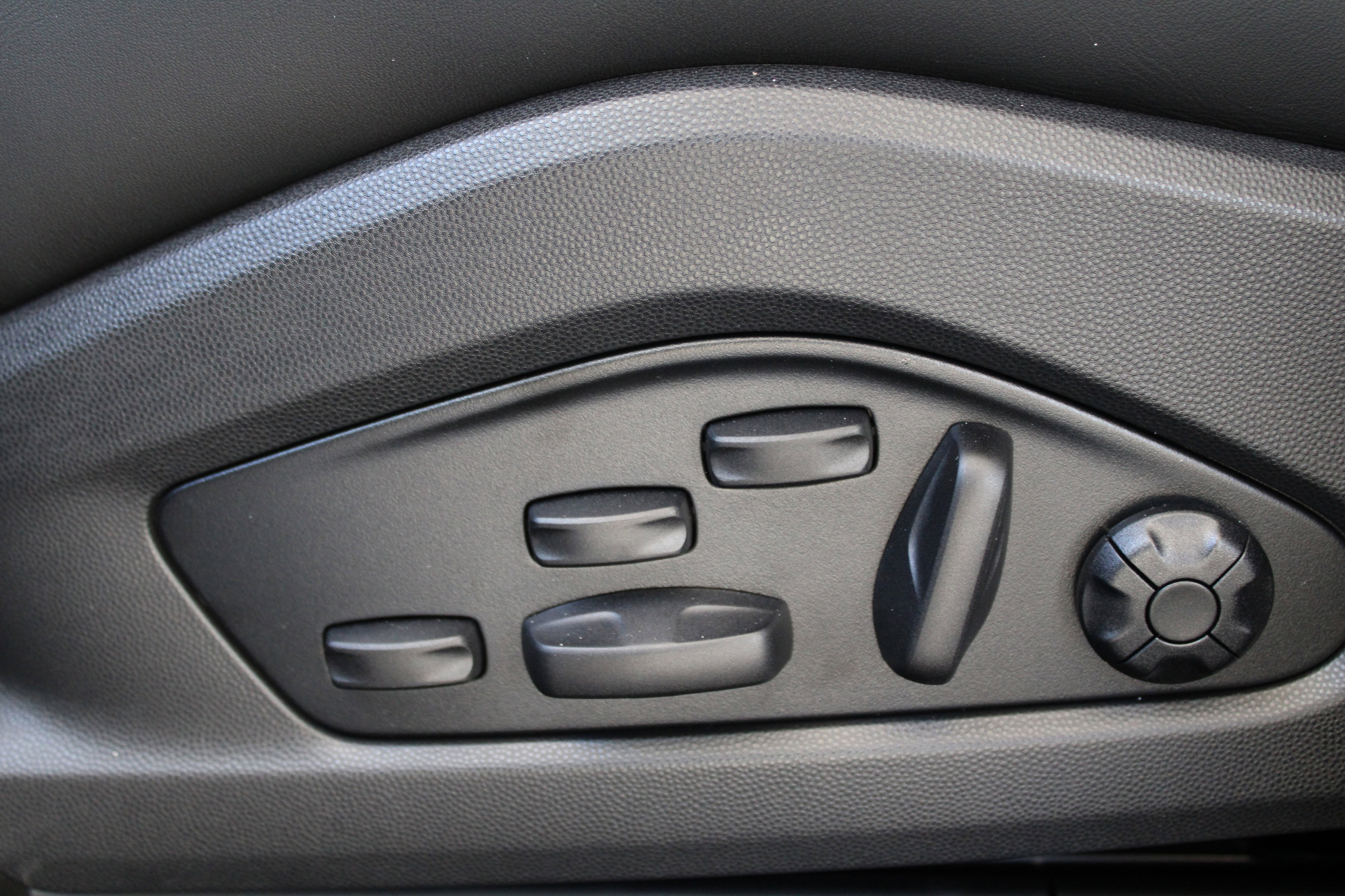 New 2025 Porsche Macan Turbo Electric image 27