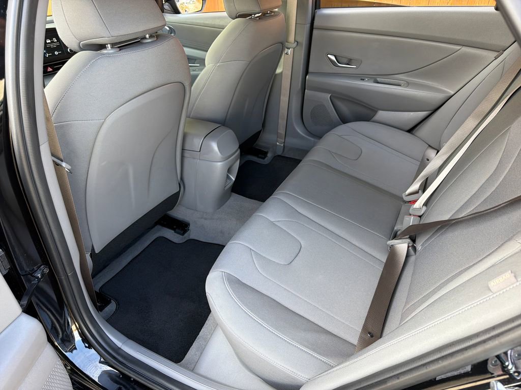 Used 2025 Hyundai Elantra SE image 26