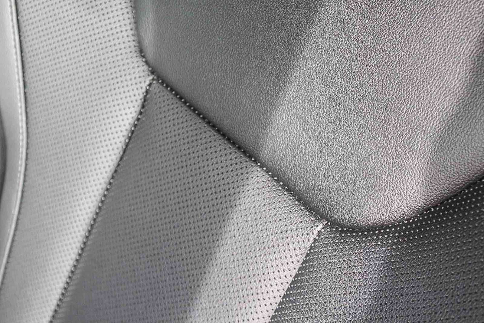 Used 2025 BMW 330i Sedan w/ Premium Package image 33