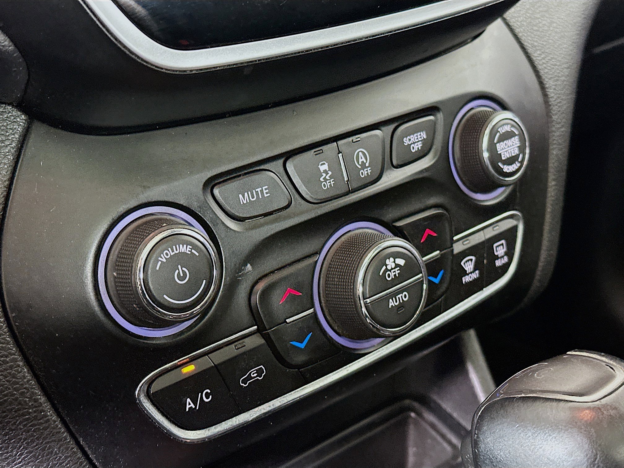 Used 2019 Jeep Cherokee Limited w/ Luxury Group AWD/4WD image 24