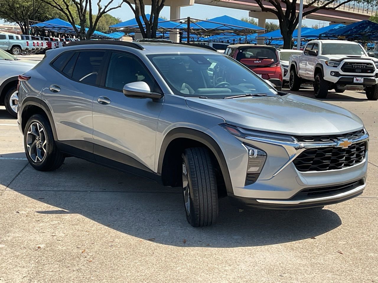 Used 2025 Chevrolet Trax LT w/ LT Convenience Package image 4