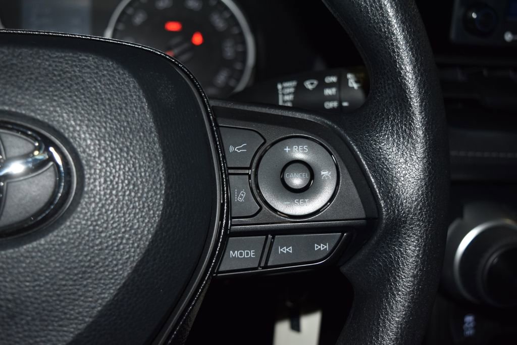 Used 2021 Toyota RAV4 LE image 9