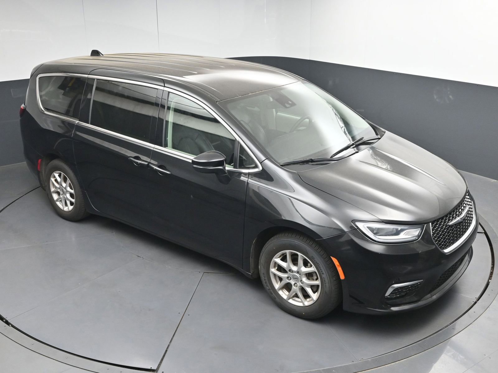 Used 2023 Chrysler Pacifica Touring-L image 34