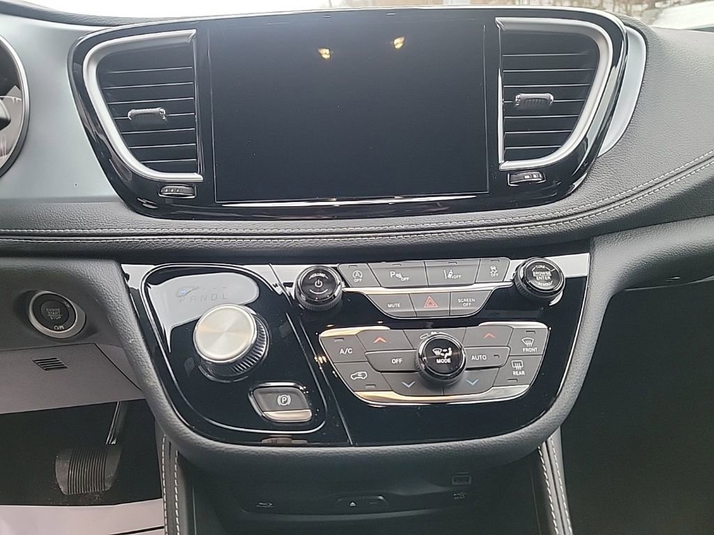New 2026 Chrysler Pacifica Limited w/ Uconnect Theater Family Group image 13