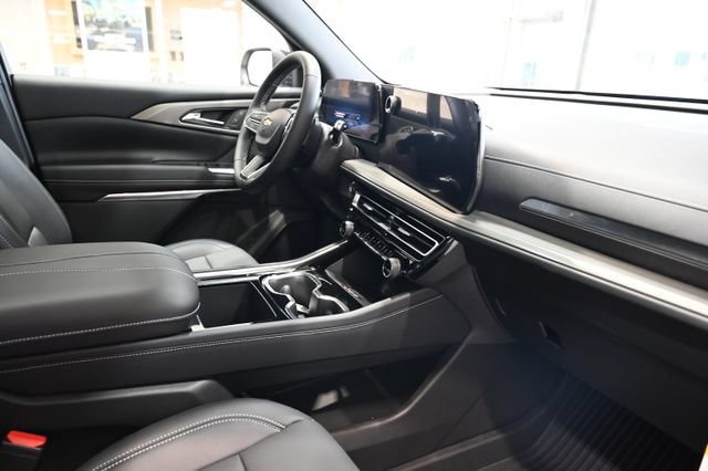 New 2027 Chevrolet Traverse LT w/ Sun and Wheel Package FWD image 14
