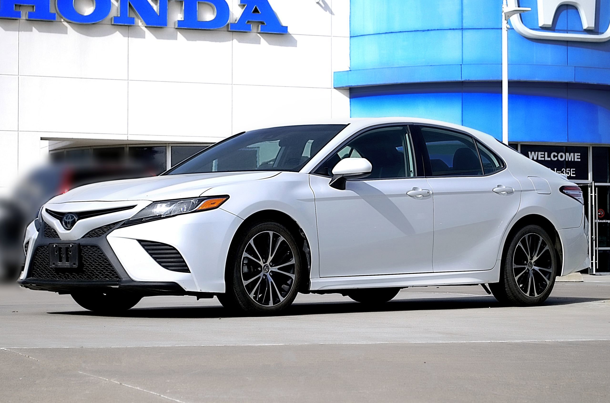 Used 2020 Toyota Camry SE FWD image 1