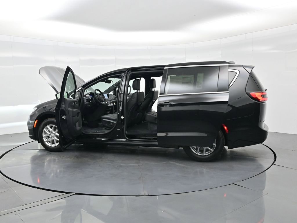 New 2026 Chrysler Pacifica Select image 36