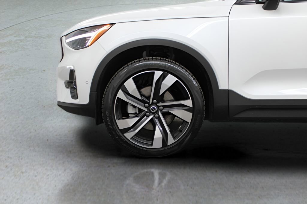 Used 2025 Volvo XC40 B5 Ultra AWD/4WD image 9