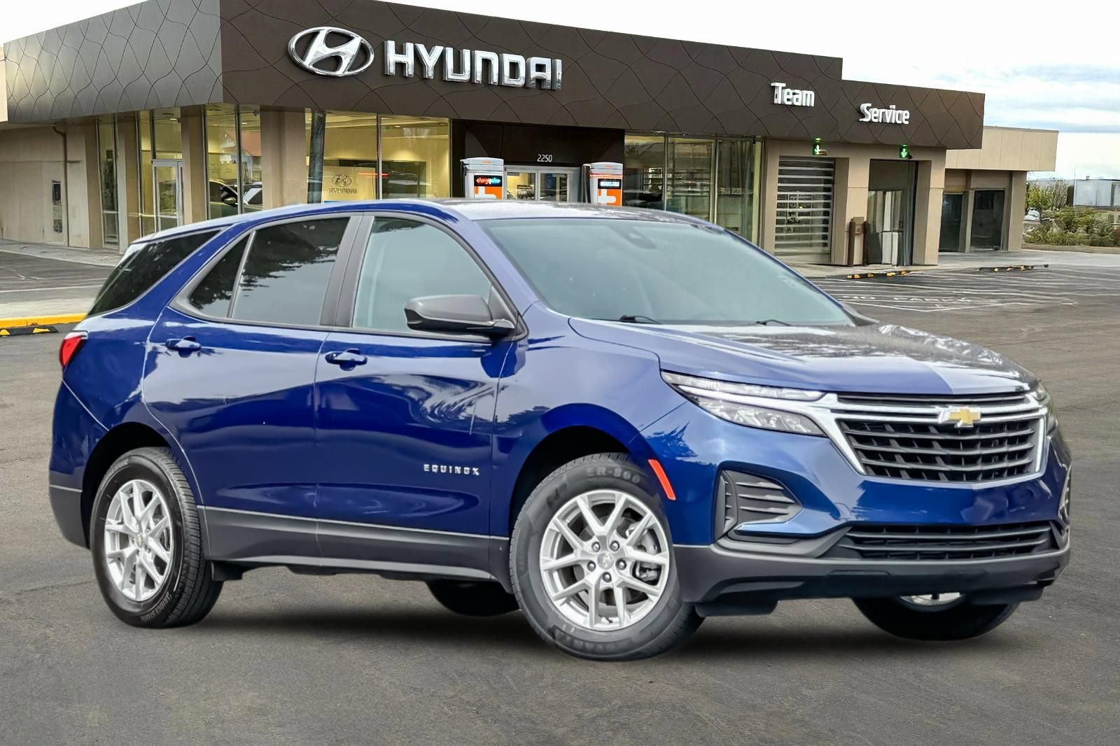Used 2023 Chevrolet Equinox LS w/ LS Convenience Package AWD/4WD image 2