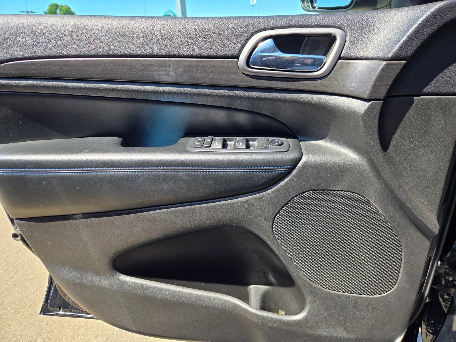 Used 2018 Jeep Grand Cherokee Laredo AWD/4WD image 19