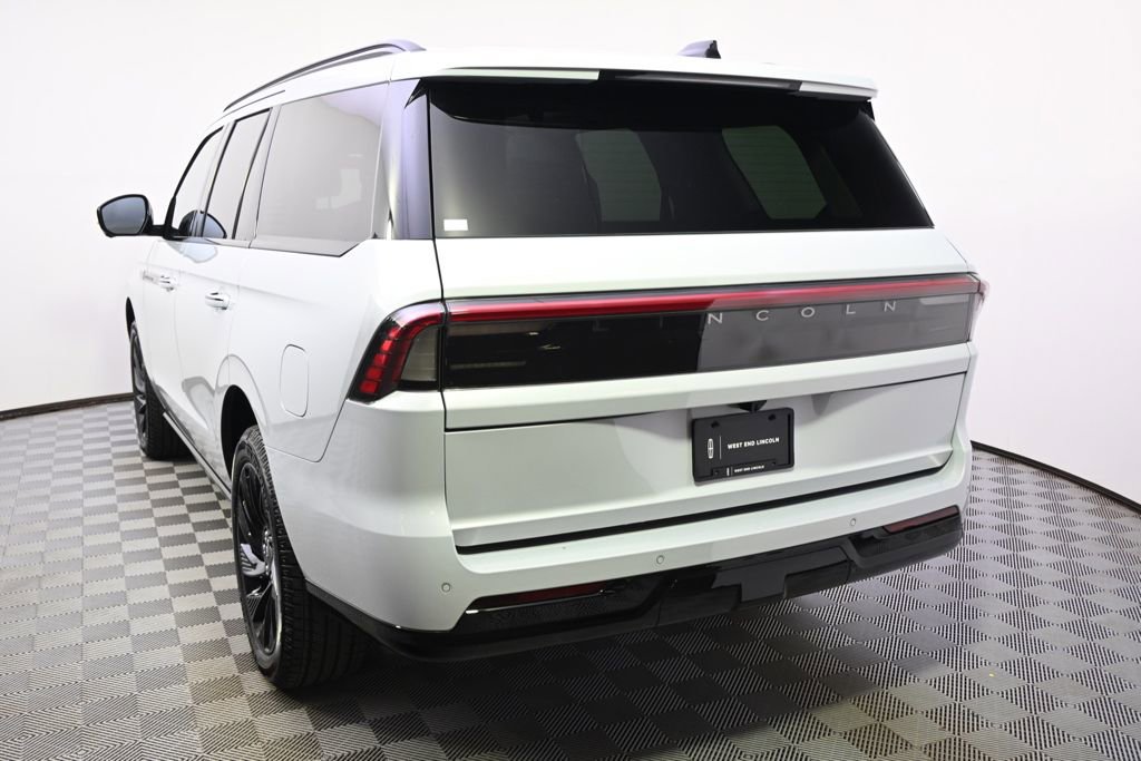 New 2026 Lincoln Navigator Reserve w/ Jet Appearance Package AWD/4WD image 4