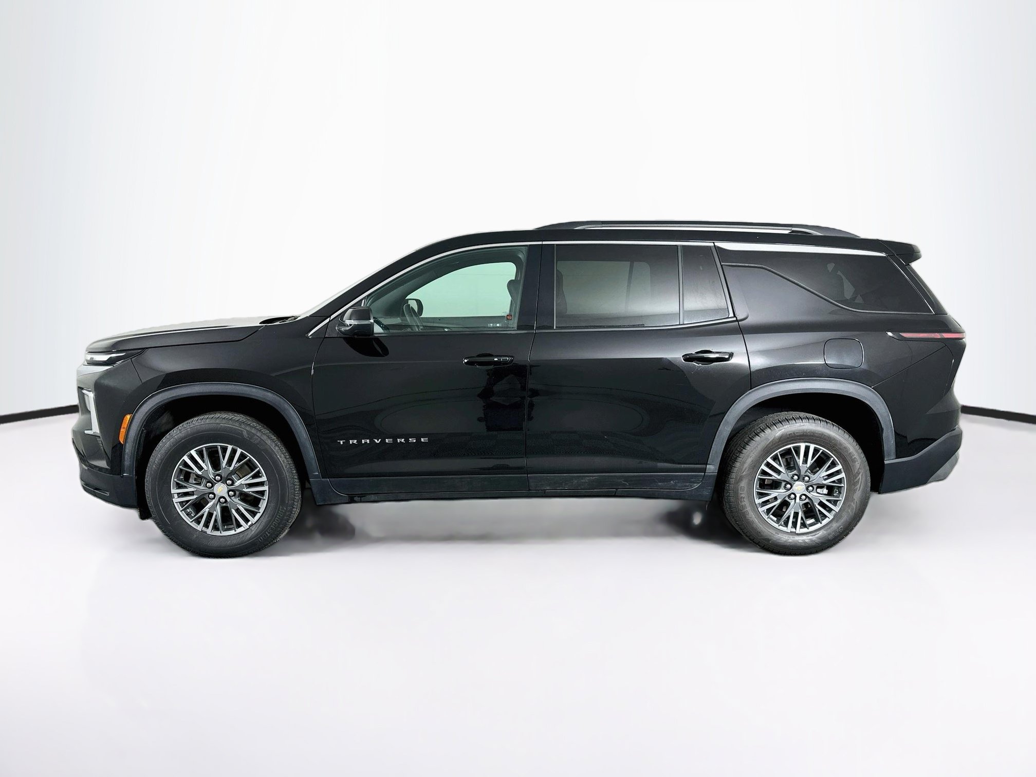 Used 2025 Chevrolet Traverse LT FWD image 4