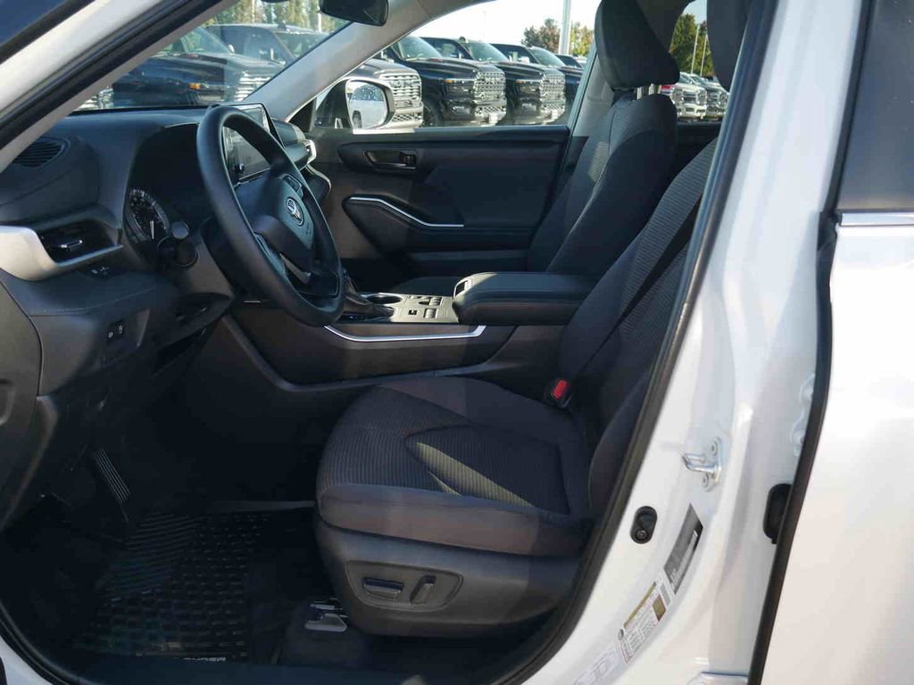 Used 2024 Toyota Highlander LE image 27