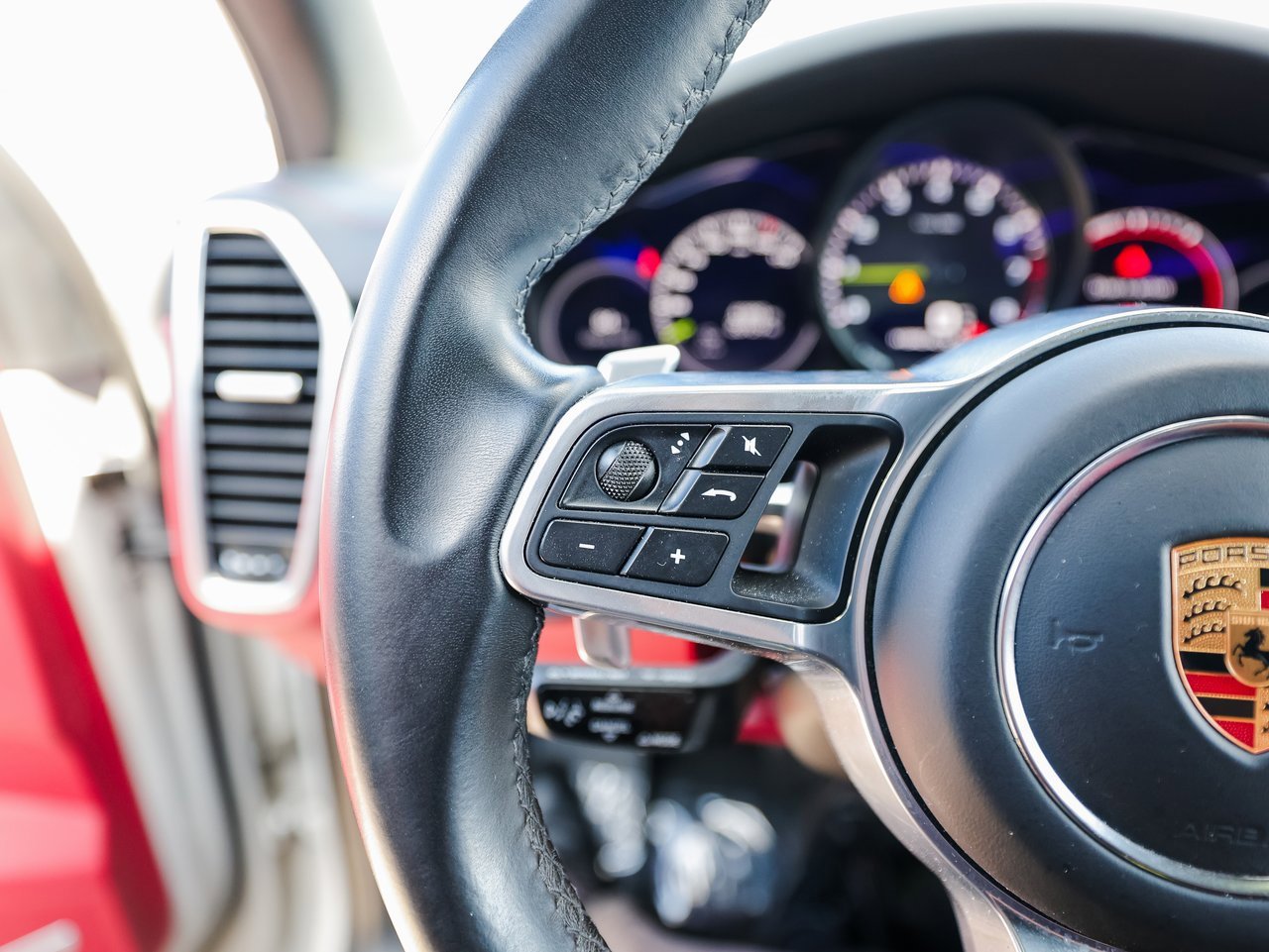 Certified 2022 Porsche Cayenne Platinum Edition image 17