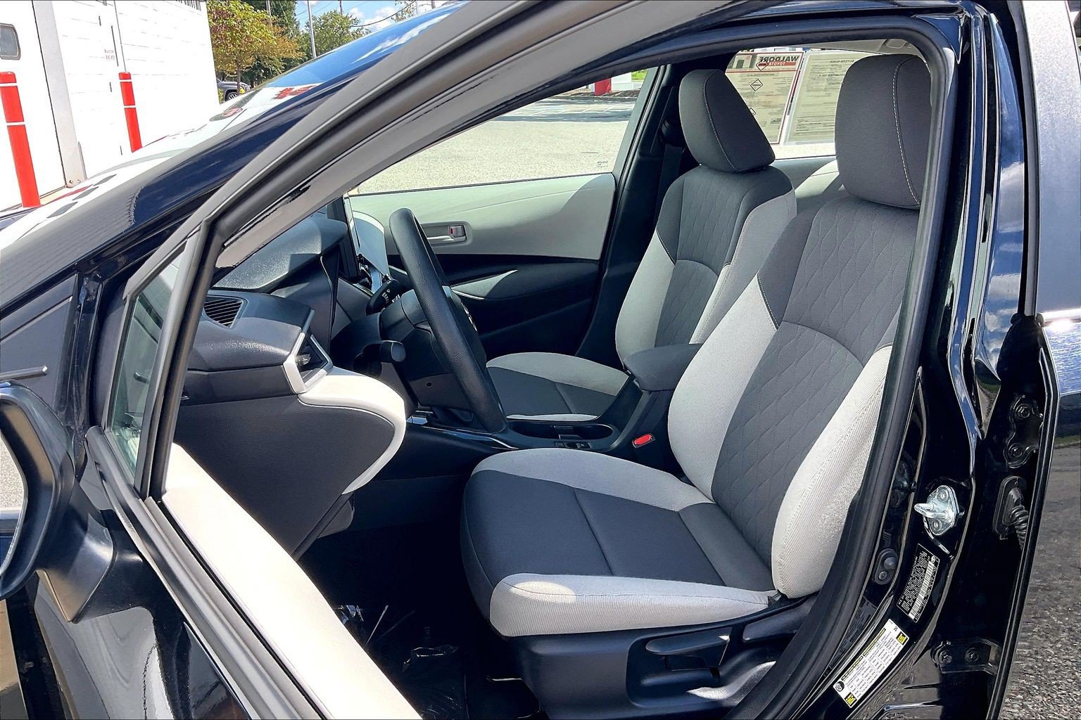Used 2025 Toyota Corolla LE FWD image 29