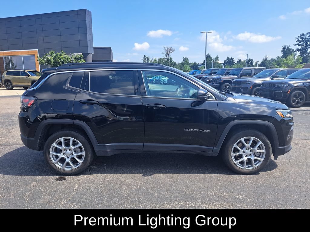 Used 2024 Jeep Compass Latitude w/ Sun and Sound Group AWD/4WD image 3