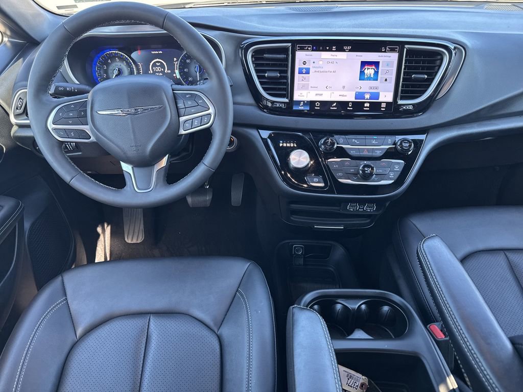 Certified 2025 Chrysler Pacifica Select image 9