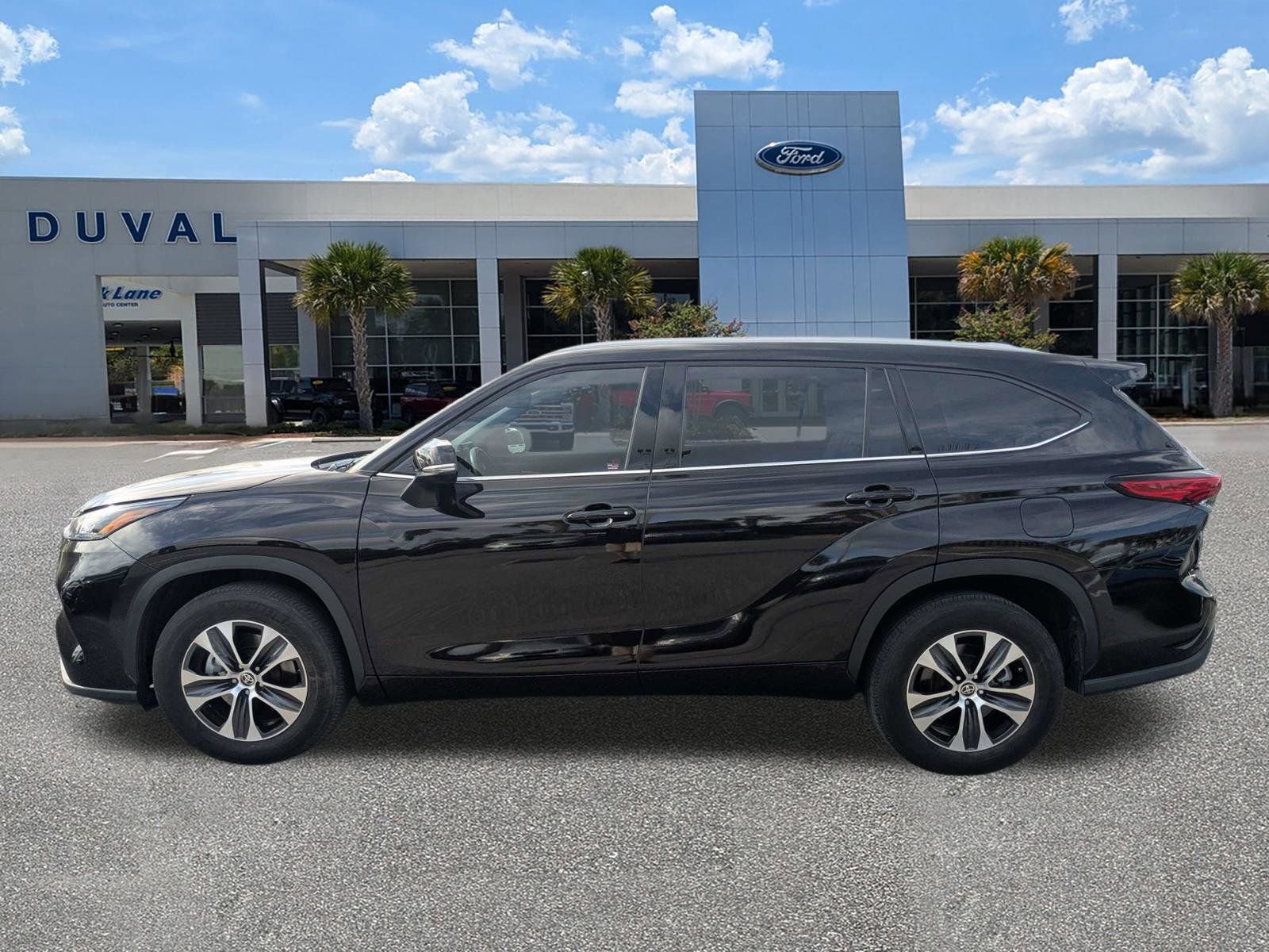 Used 2022 Toyota Highlander XLE image 7