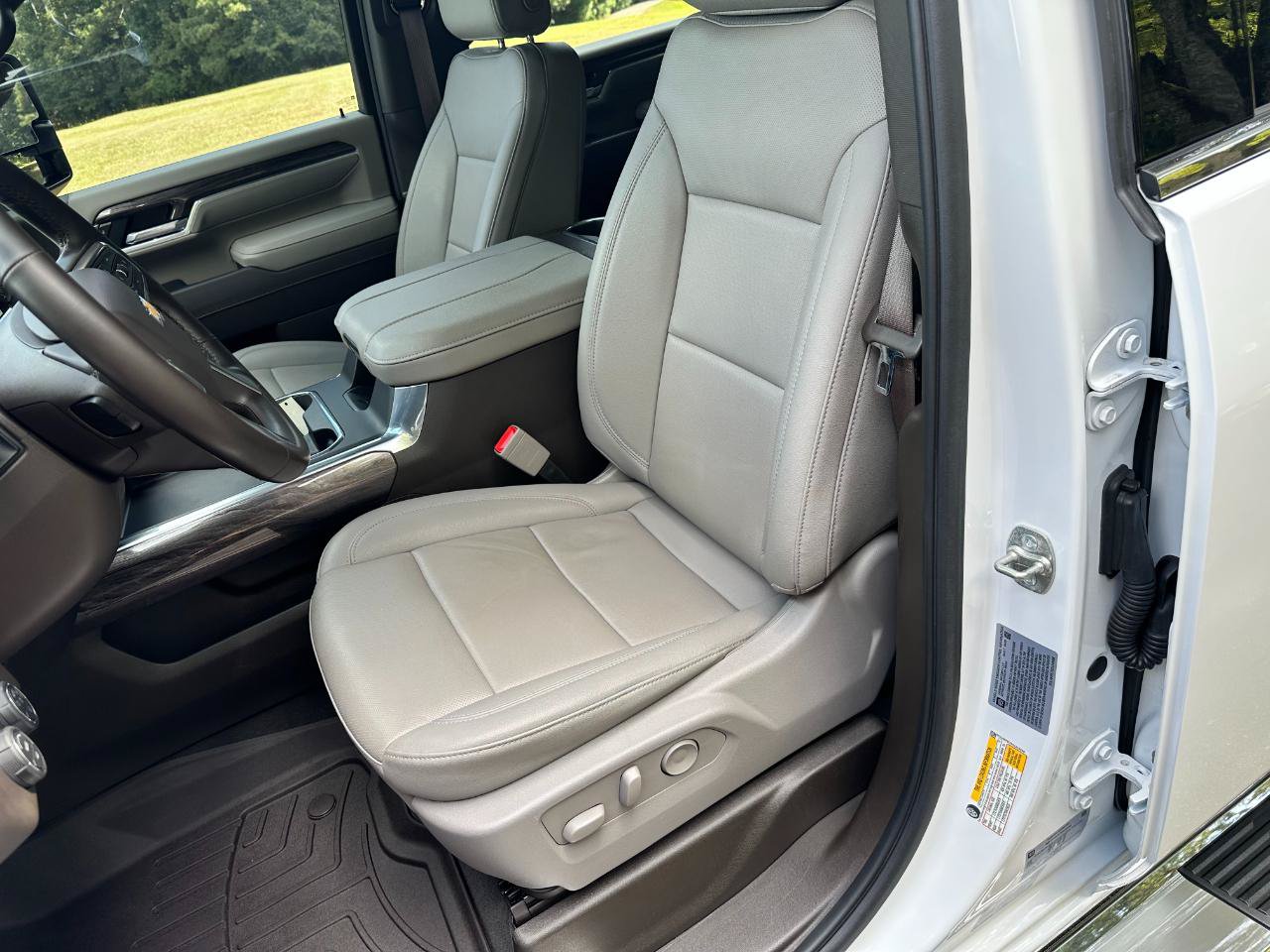 Used 2025 Chevrolet Silverado 2500 LTZ w/ LTZ Convenience Package AWD/4WD image 14