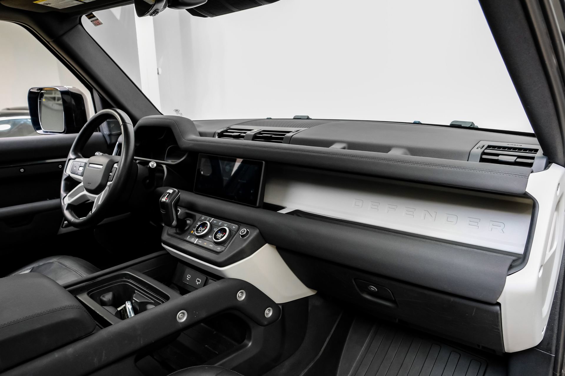 Used 2023 Land Rover Defender 110 SE image 17