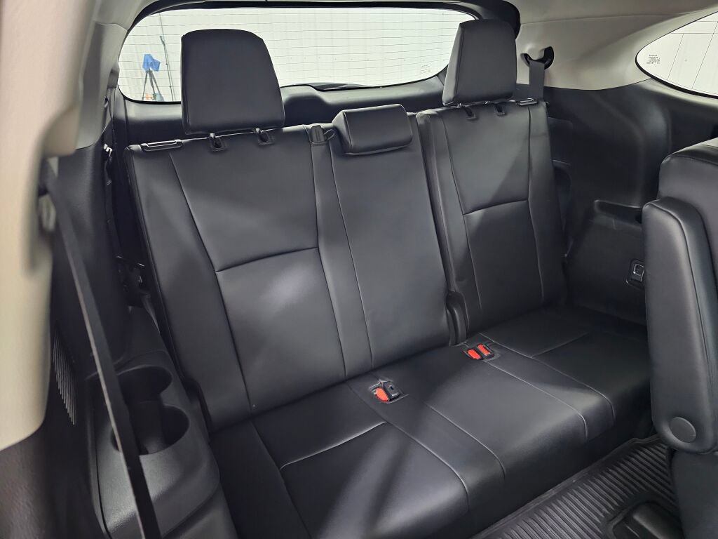 Used 2024 Toyota Highlander XLE AWD/4WD image 16