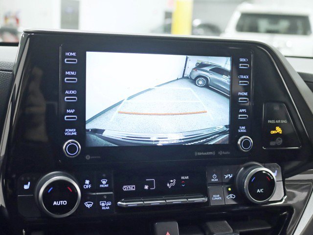 Used 2020 Toyota Highlander XLE AWD/4WD image 18