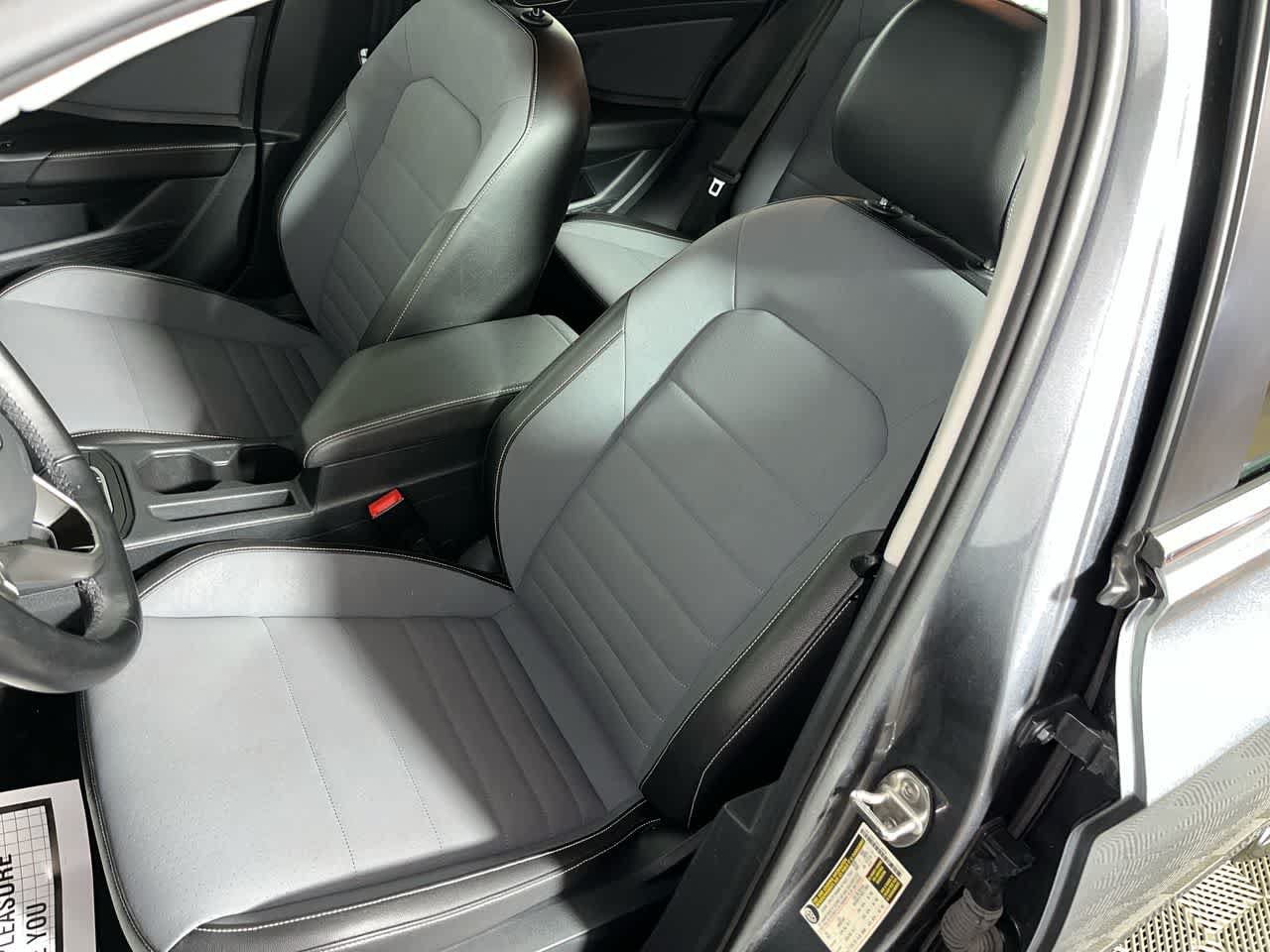 Used 2025 Volkswagen Jetta SE FWD image 15