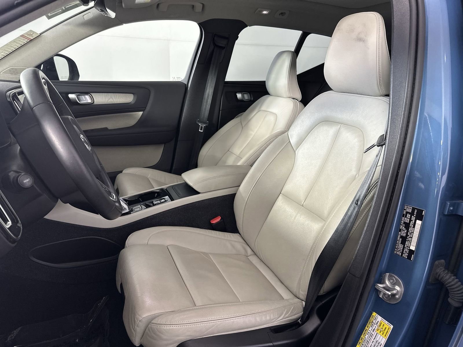 Used 2023 Volvo XC40 B5 Plus w/ Protection Package Premier image 11